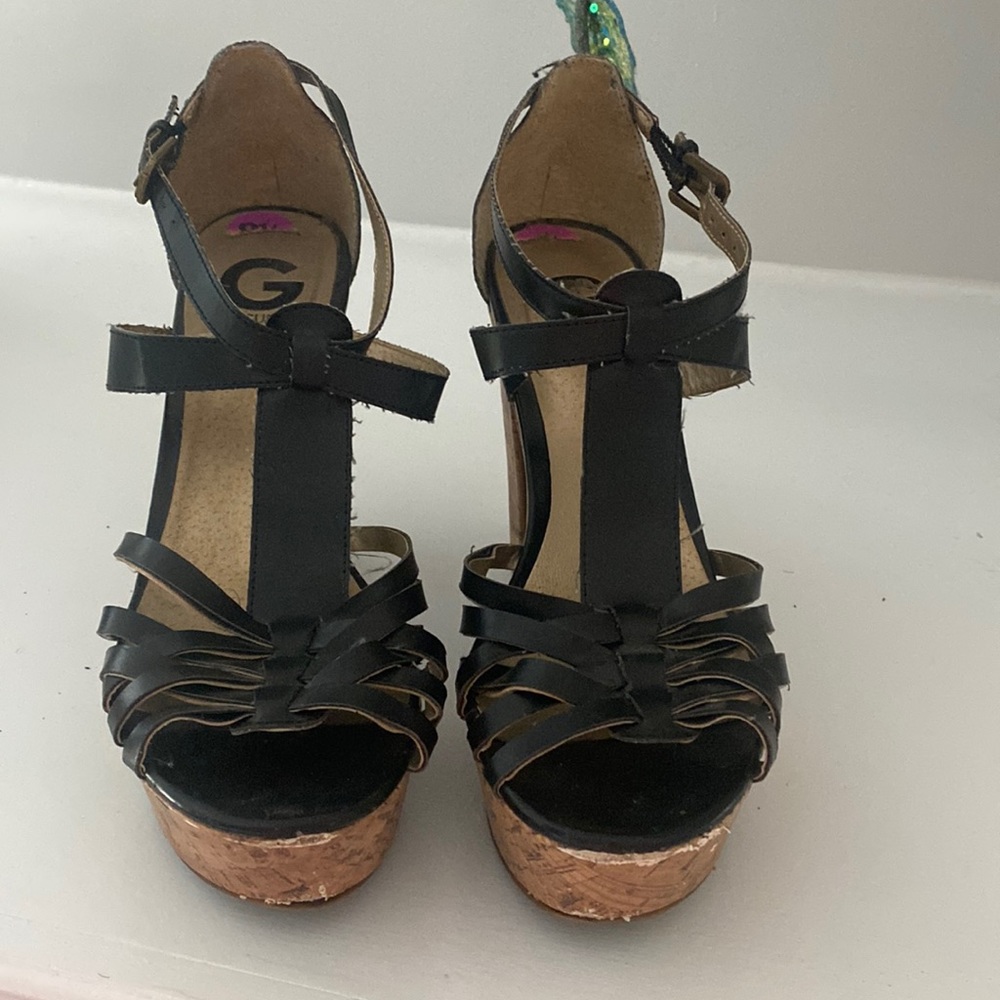 Guess black cork heel. Slight damage on front of shoe. Fair condition